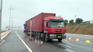 Cửa khẩu Móng Cái thông quan trở lại, lô hàng đầu tiên được nhập khẩu 